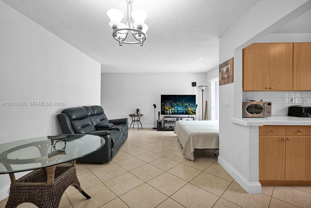 For Sale: $335,000 (2 beds, 1 baths, 702 Square Feet)