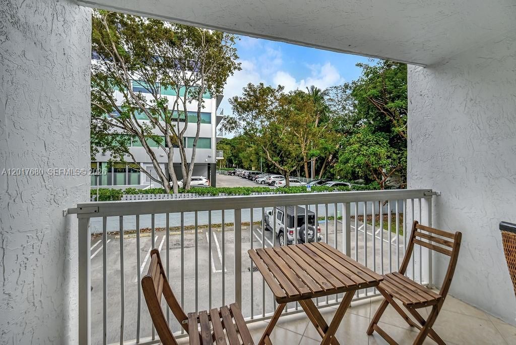 For Sale: $335,000 (2 beds, 1 baths, 702 Square Feet)