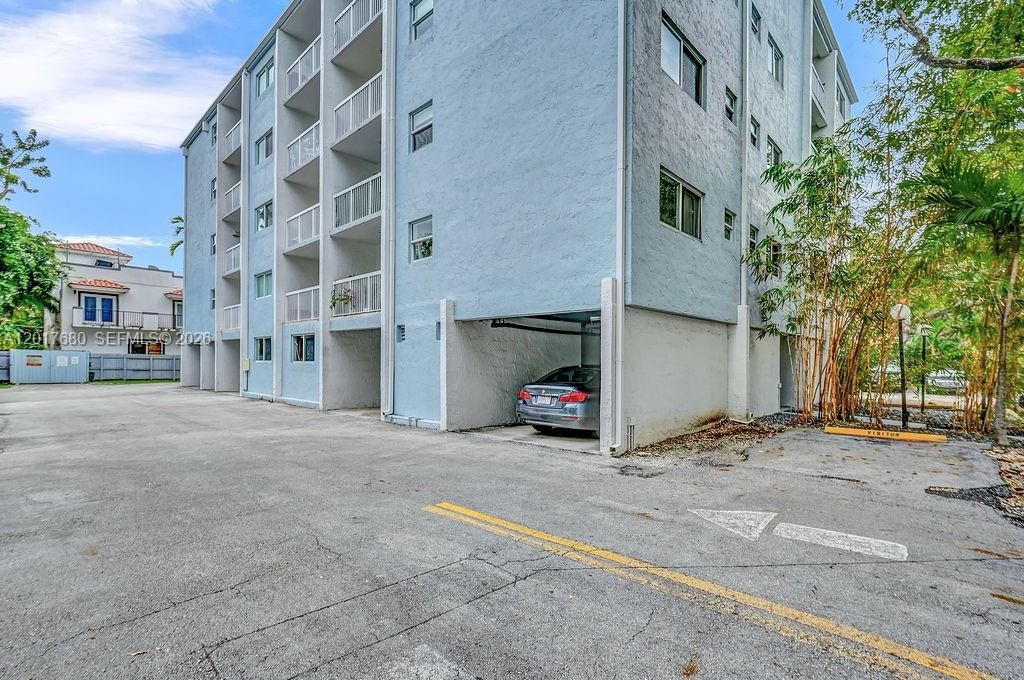 For Sale: $335,000 (2 beds, 1 baths, 702 Square Feet)
