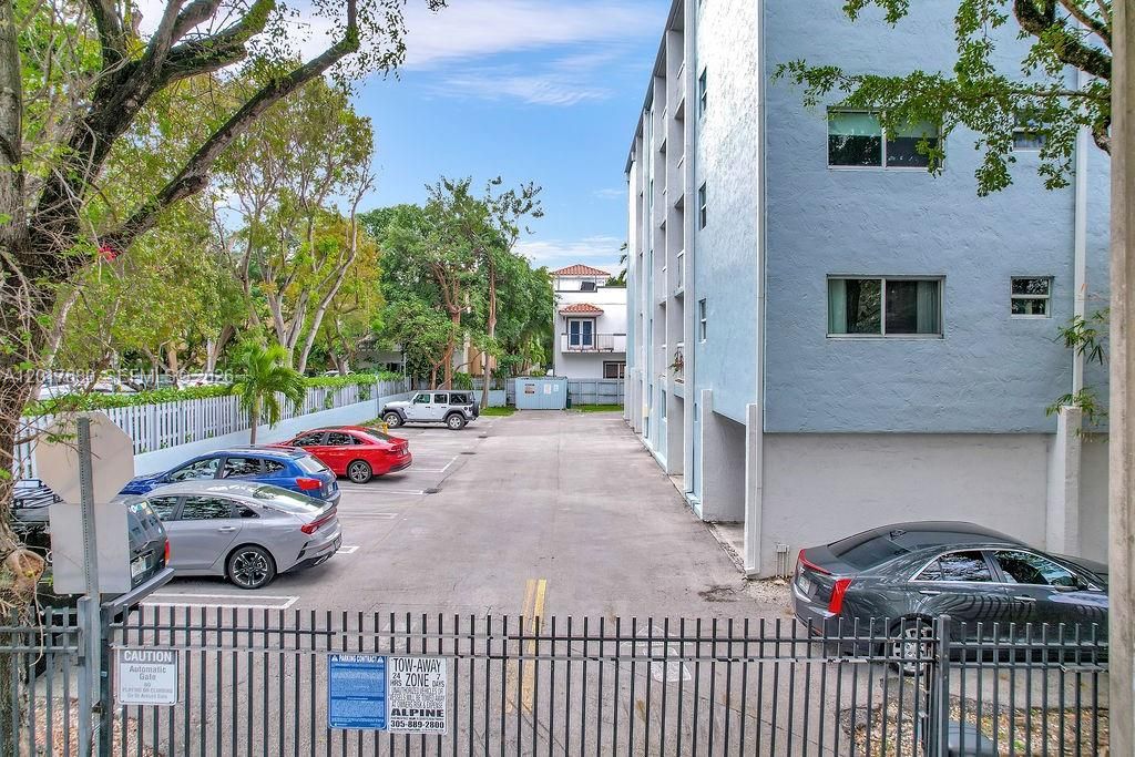 For Sale: $335,000 (2 beds, 1 baths, 702 Square Feet)