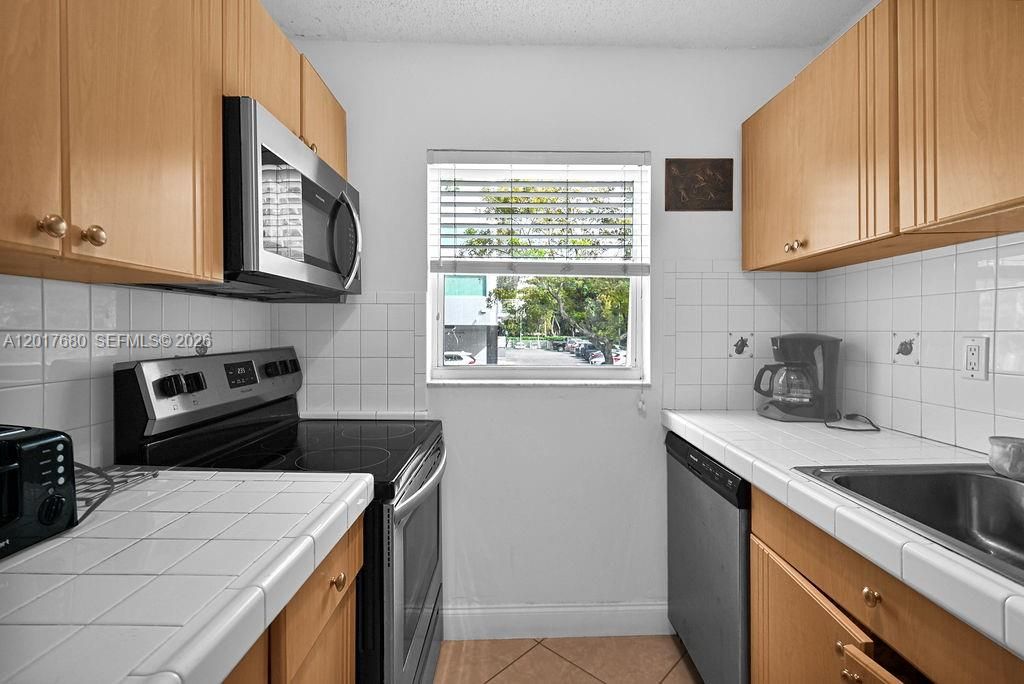 For Sale: $335,000 (2 beds, 1 baths, 702 Square Feet)