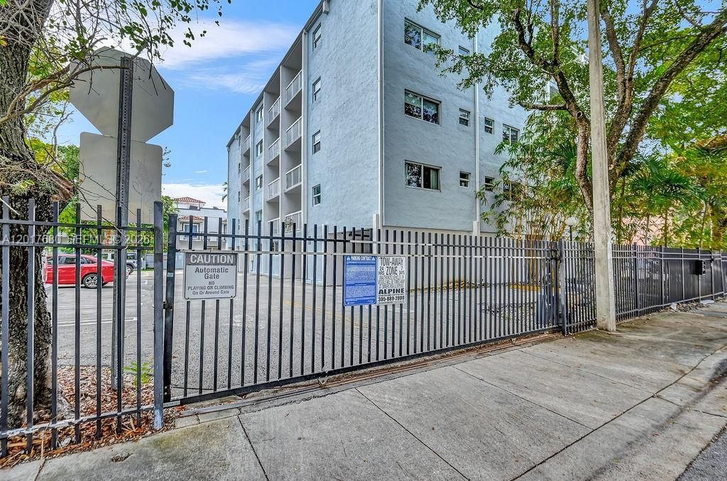 For Sale: $335,000 (2 beds, 1 baths, 702 Square Feet)