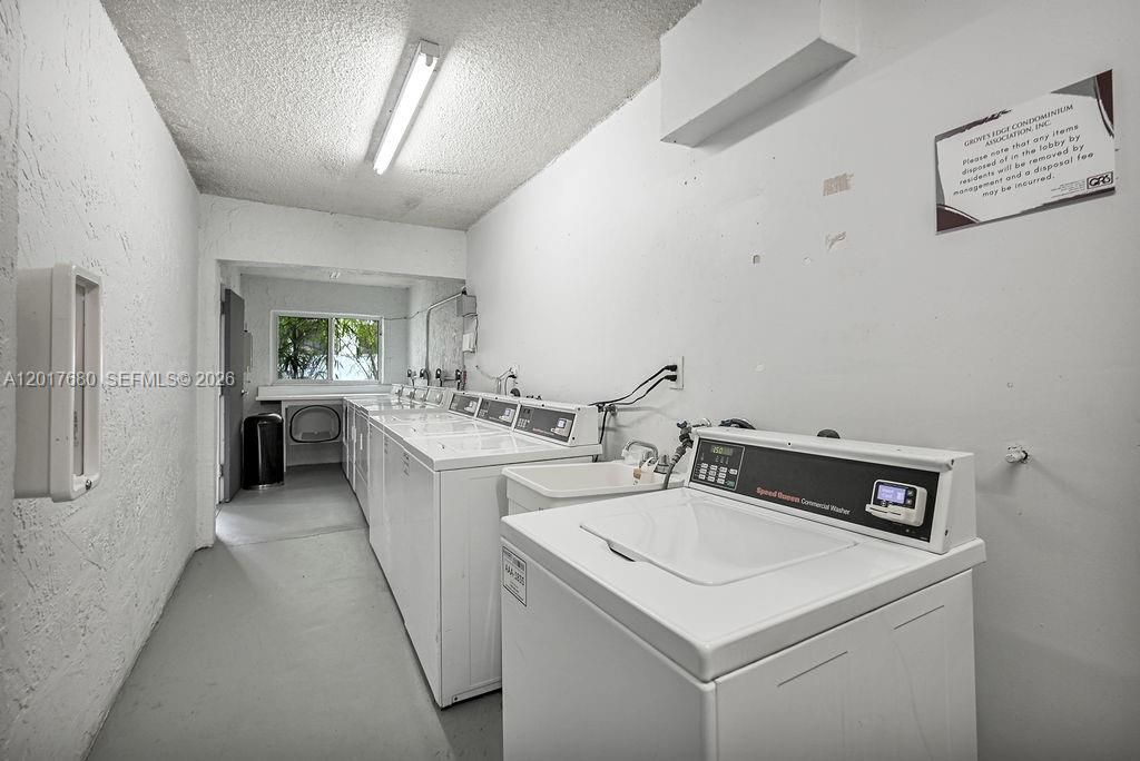 For Sale: $335,000 (2 beds, 1 baths, 702 Square Feet)