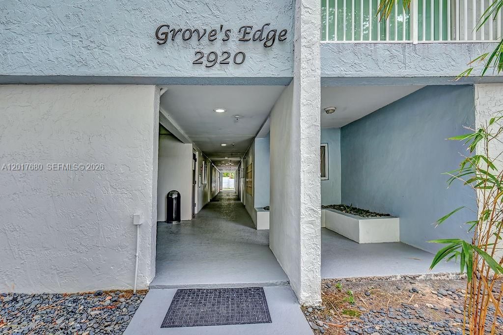 For Sale: $335,000 (2 beds, 1 baths, 702 Square Feet)