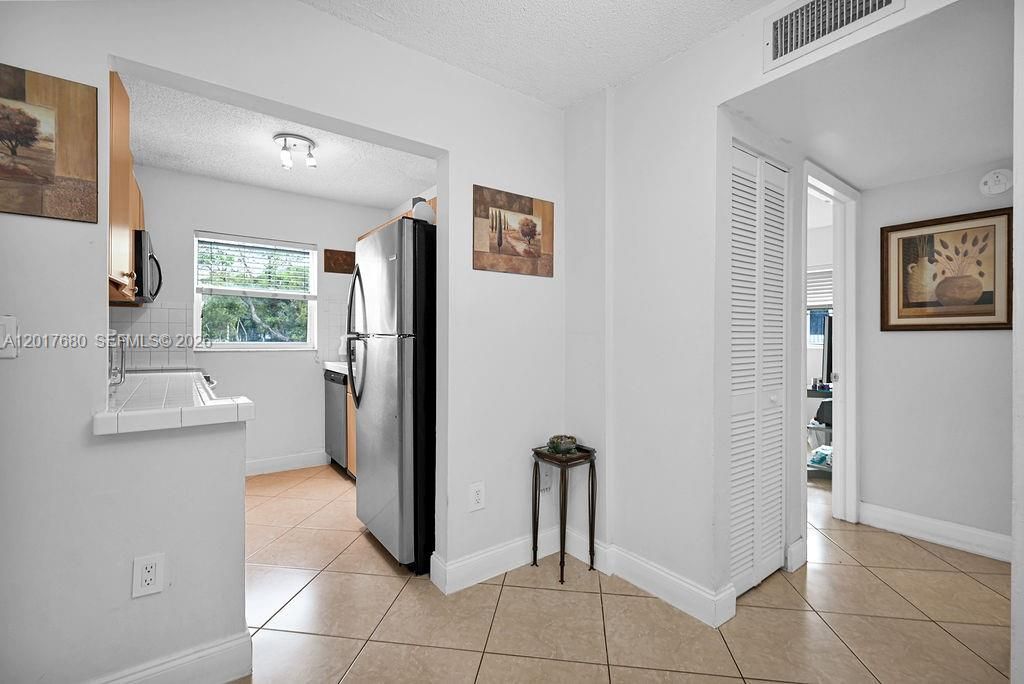 For Sale: $335,000 (2 beds, 1 baths, 702 Square Feet)