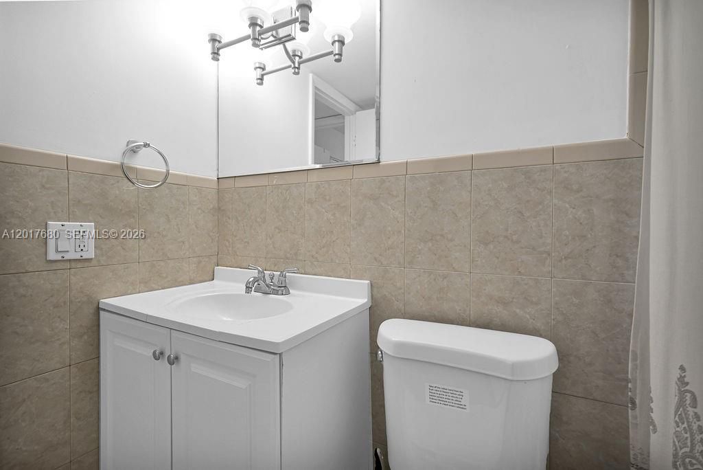 For Sale: $335,000 (2 beds, 1 baths, 702 Square Feet)