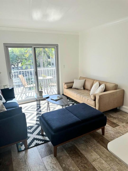For Rent: $2,700 (1 beds, 1 baths, 740 Square Feet)