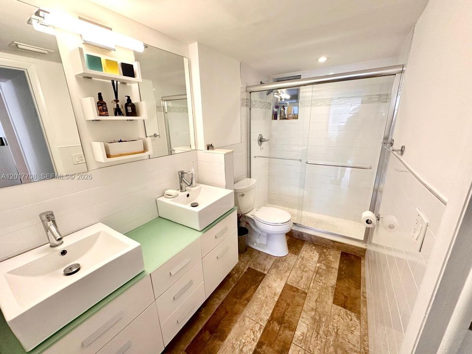 For Rent: $2,700 (1 beds, 1 baths, 740 Square Feet)