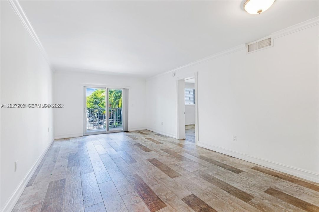 For Rent: $2,700 (1 beds, 1 baths, 740 Square Feet)