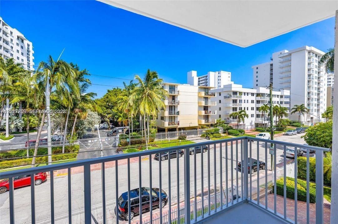 For Rent: $2,700 (1 beds, 1 baths, 740 Square Feet)