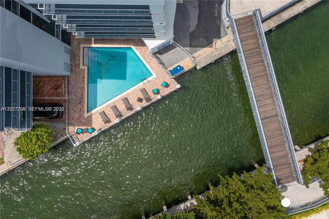 For Rent: $2,700 (1 beds, 1 baths, 740 Square Feet)
