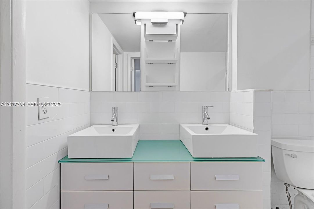 For Rent: $2,700 (1 beds, 1 baths, 740 Square Feet)
