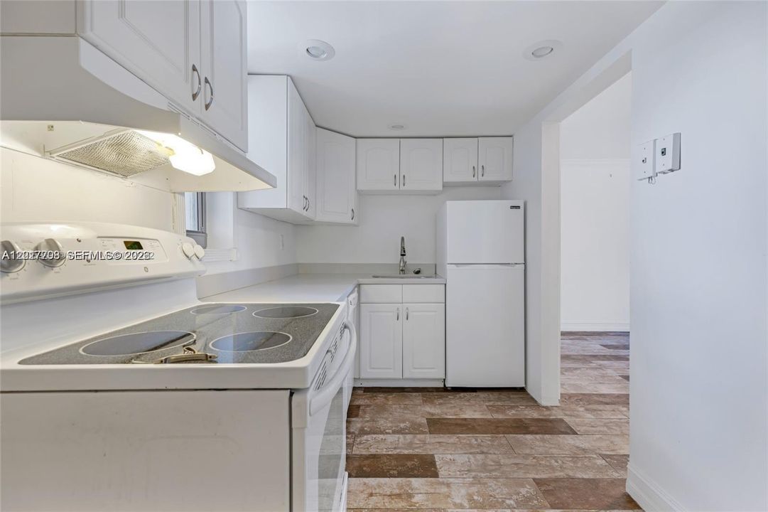 For Rent: $2,700 (1 beds, 1 baths, 740 Square Feet)