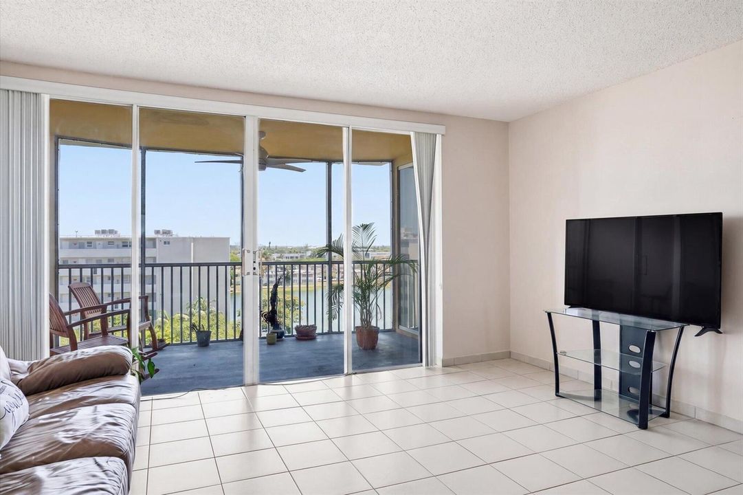 06-1750 NE 191st St apt 811_06