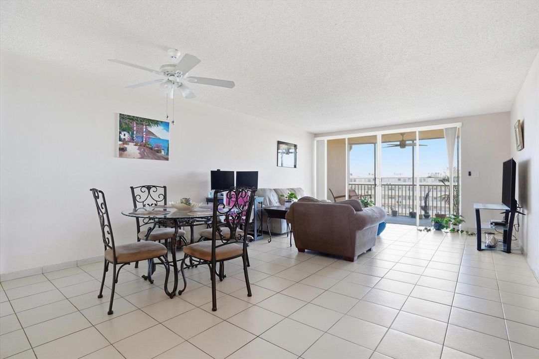 03-1750 NE 191st St apt 811_03