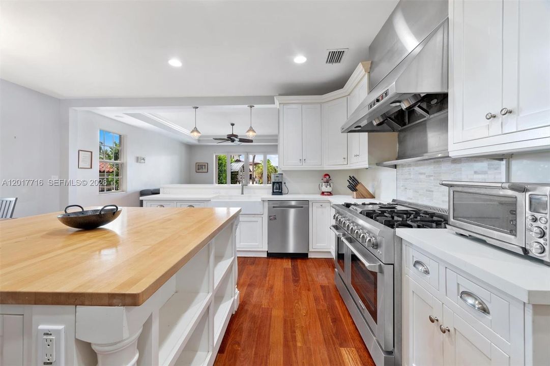 Active With Contract: $4,999,000 (6 beds, 5 baths, 4822 Square Feet)