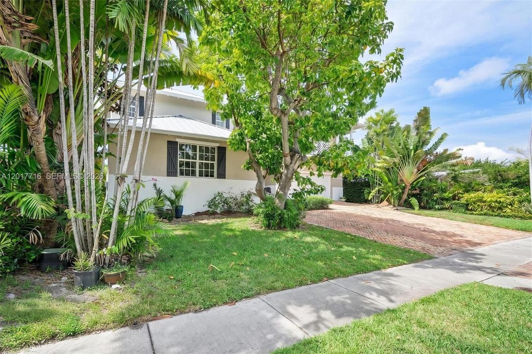 Active With Contract: $4,999,000 (6 beds, 5 baths, 4822 Square Feet)