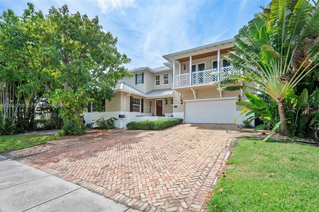 Active With Contract: $4,999,000 (6 beds, 5 baths, 4822 Square Feet)