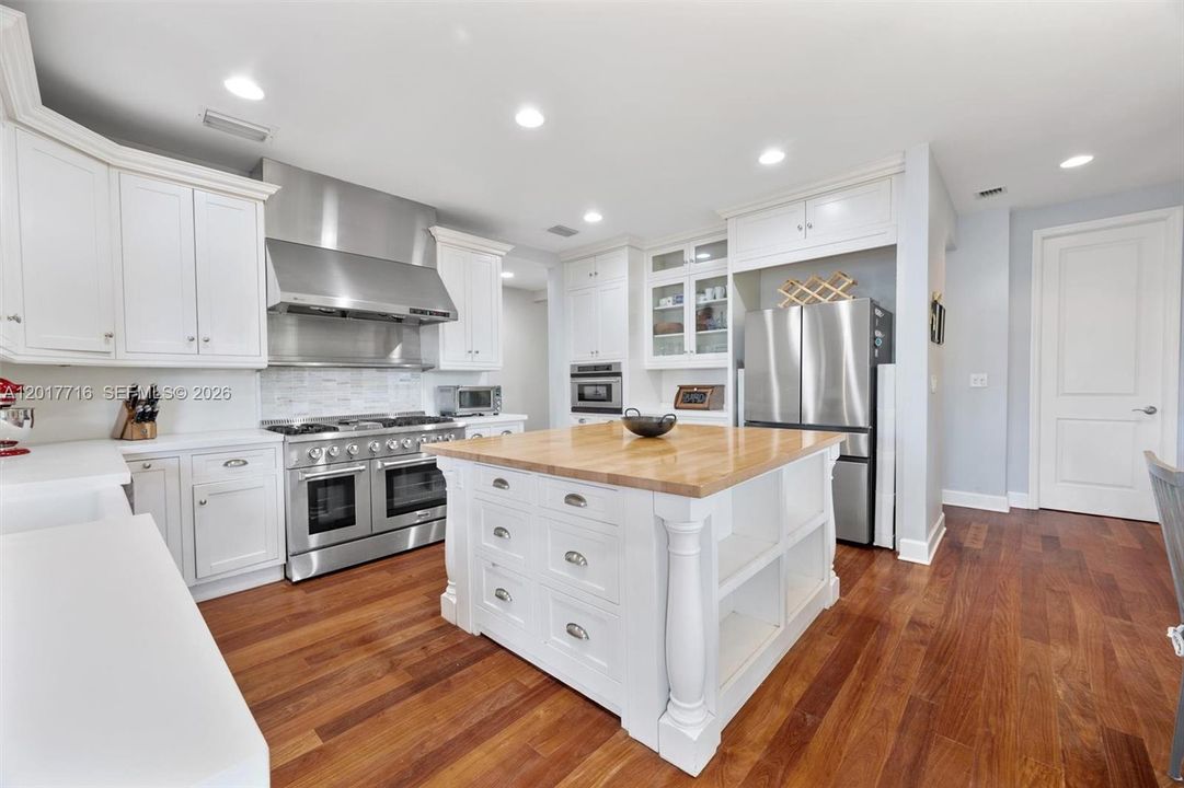 Active With Contract: $4,999,000 (6 beds, 5 baths, 4822 Square Feet)