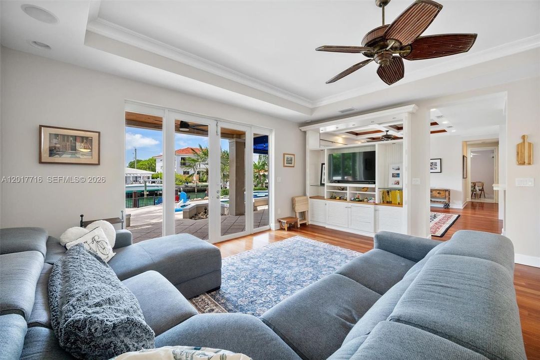 Active With Contract: $4,999,000 (6 beds, 5 baths, 4822 Square Feet)
