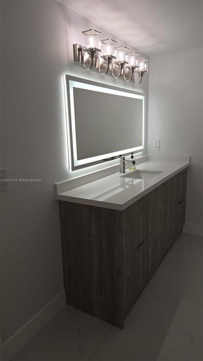 Guest / 2nd Bathroom