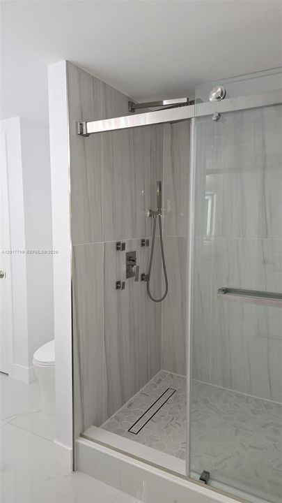 Guest / 2nd Bathroom