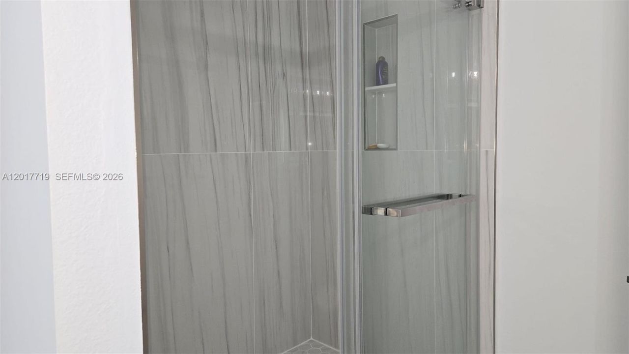 Guest / 2nd Bathroom