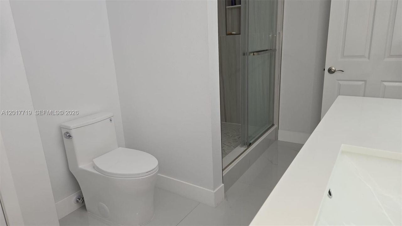 Guest / 2nd Bathroom