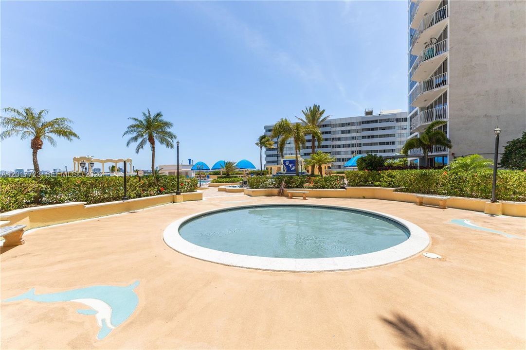 For Sale: $395,000 (2 beds, 2 baths, 1030 Square Feet)