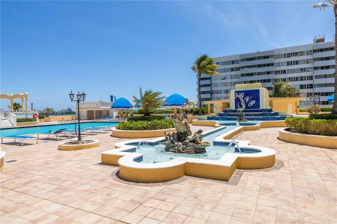 For Sale: $395,000 (2 beds, 2 baths, 1030 Square Feet)