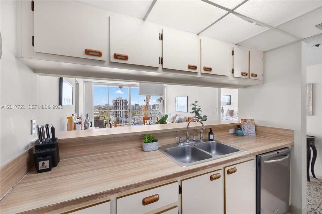 For Sale: $395,000 (2 beds, 2 baths, 1030 Square Feet)