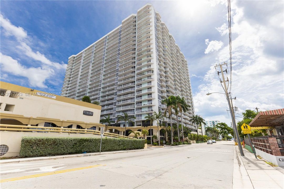For Sale: $395,000 (2 beds, 2 baths, 1030 Square Feet)