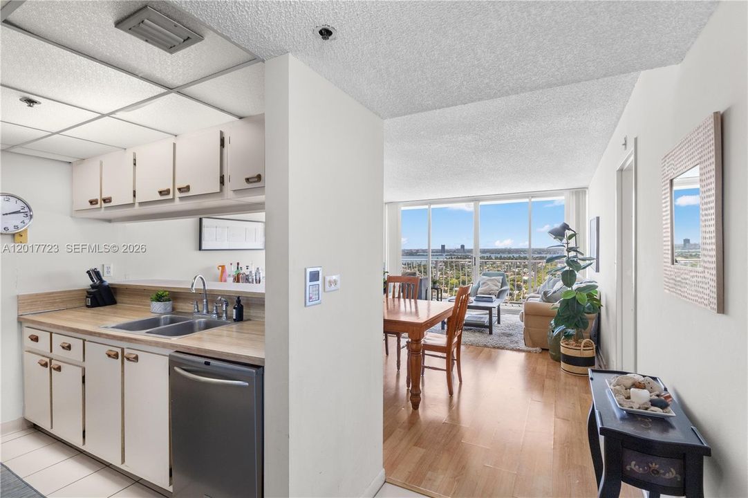 For Sale: $395,000 (2 beds, 2 baths, 1030 Square Feet)