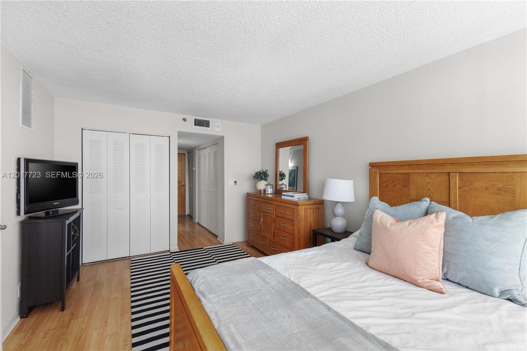 For Sale: $395,000 (2 beds, 2 baths, 1030 Square Feet)