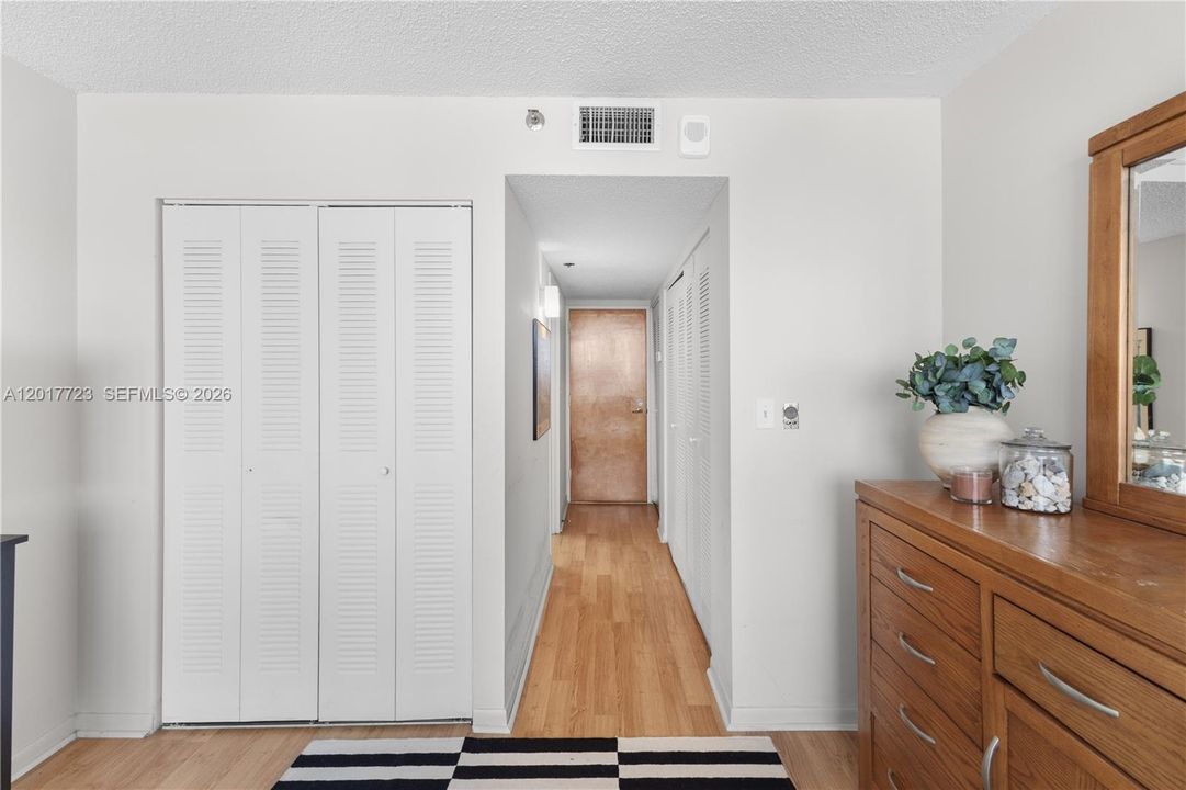 For Sale: $395,000 (2 beds, 2 baths, 1030 Square Feet)