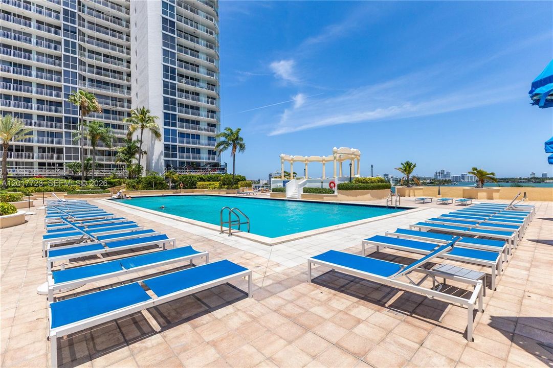 For Sale: $395,000 (2 beds, 2 baths, 1030 Square Feet)