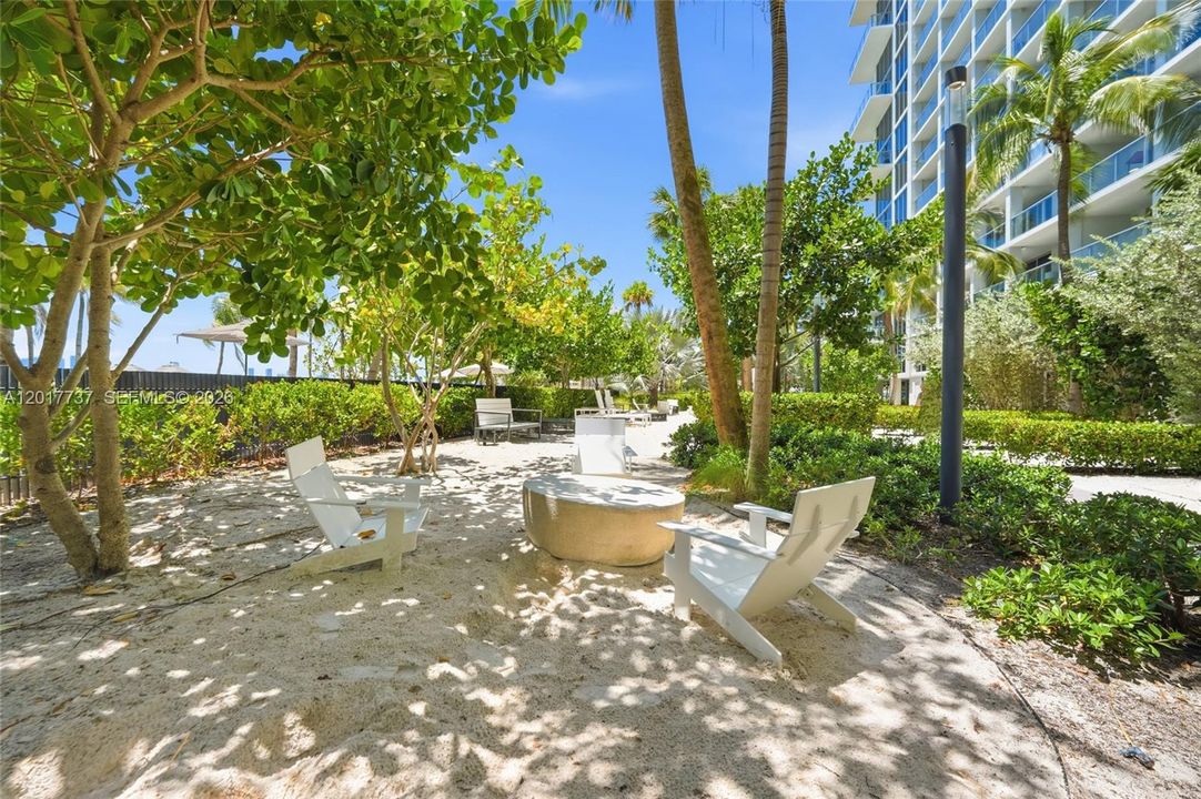 For Sale: $515,000 (1 beds, 1 baths, 726 Square Feet)