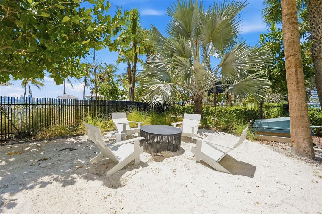 For Sale: $515,000 (1 beds, 1 baths, 726 Square Feet)