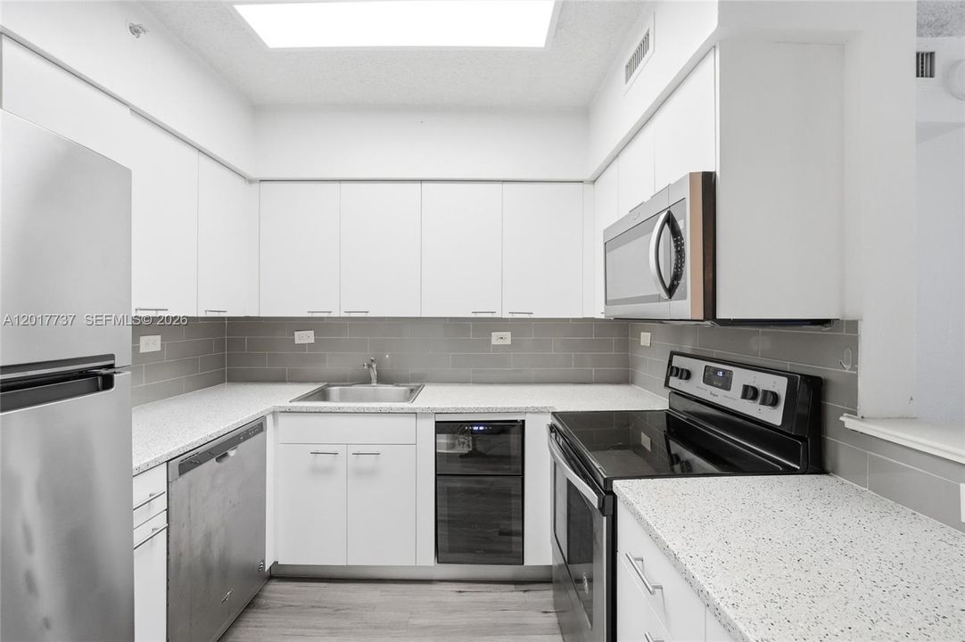 For Sale: $515,000 (1 beds, 1 baths, 726 Square Feet)