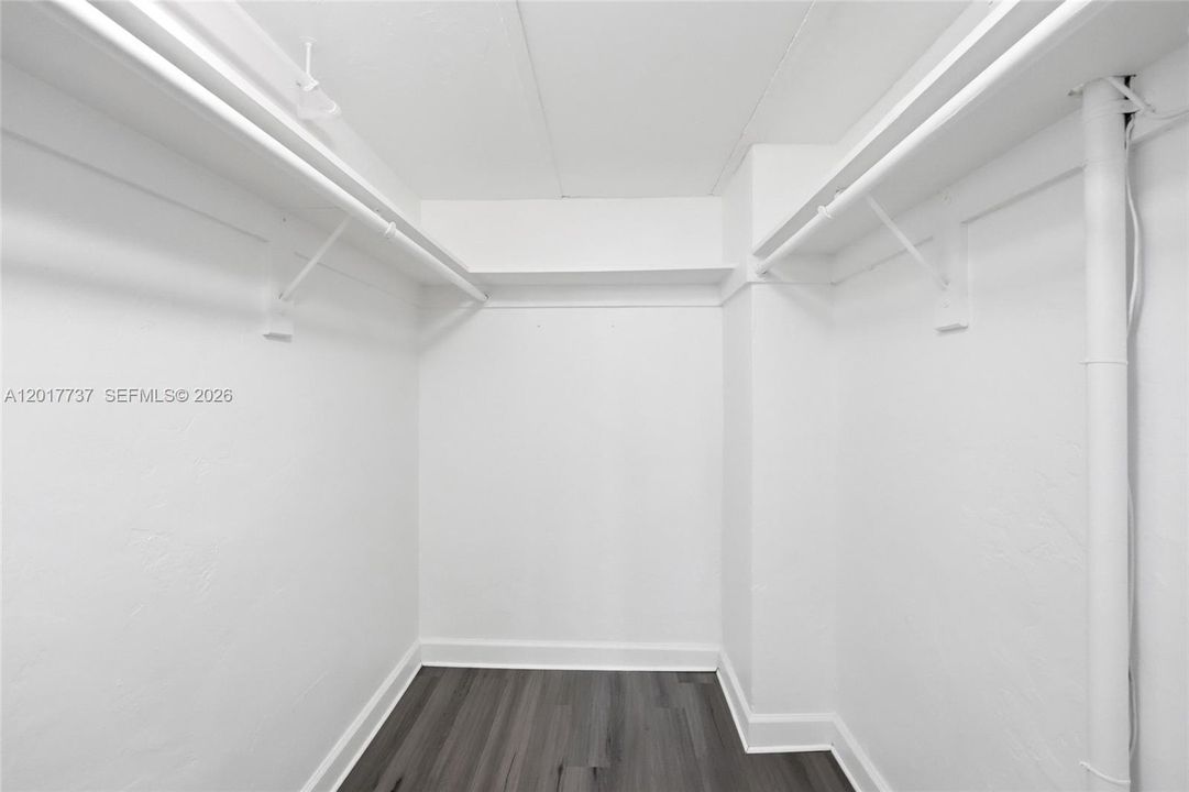 For Sale: $515,000 (1 beds, 1 baths, 726 Square Feet)