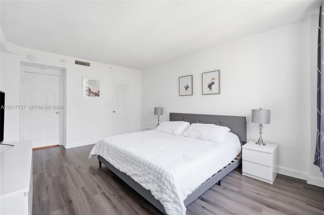 For Sale: $515,000 (1 beds, 1 baths, 726 Square Feet)