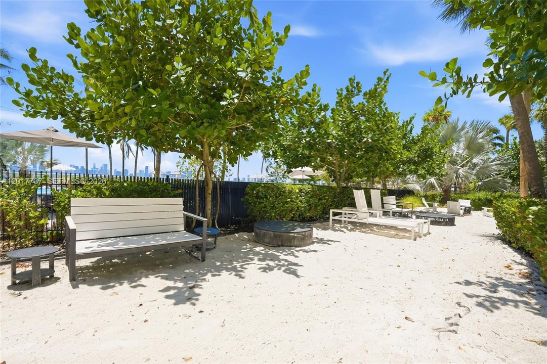For Sale: $515,000 (1 beds, 1 baths, 726 Square Feet)