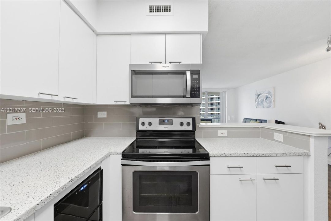 For Sale: $515,000 (1 beds, 1 baths, 726 Square Feet)