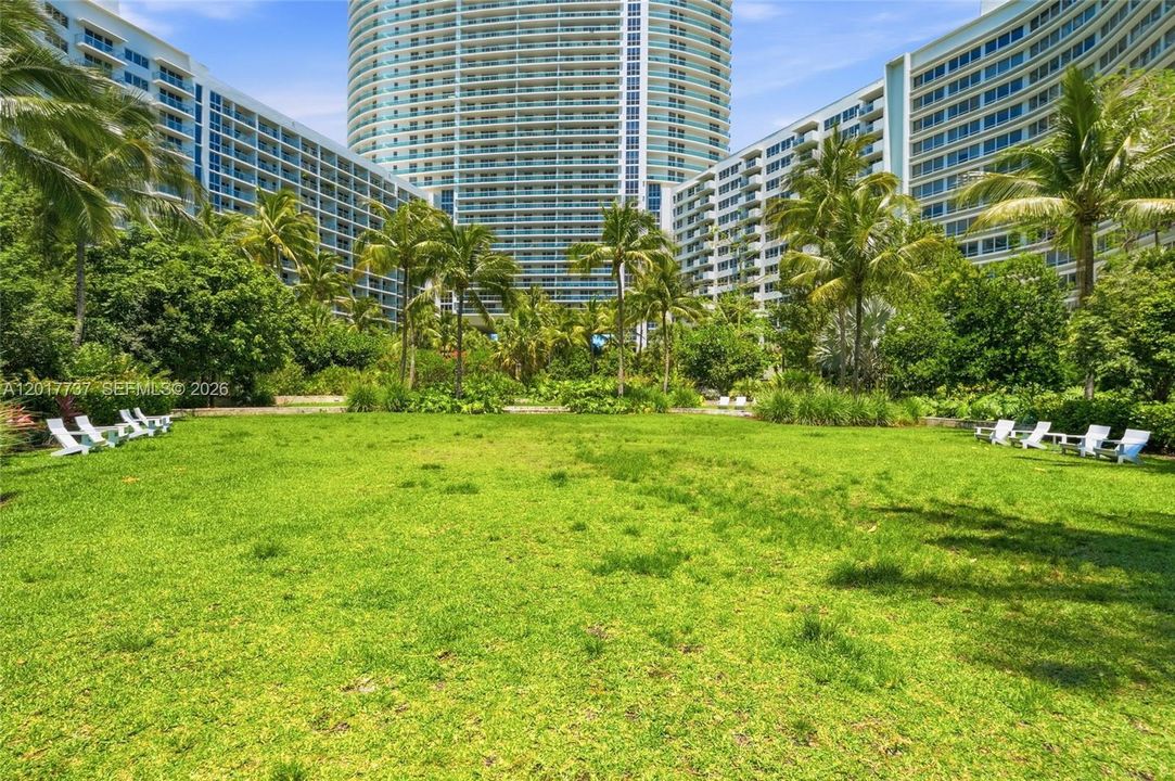 For Sale: $515,000 (1 beds, 1 baths, 726 Square Feet)