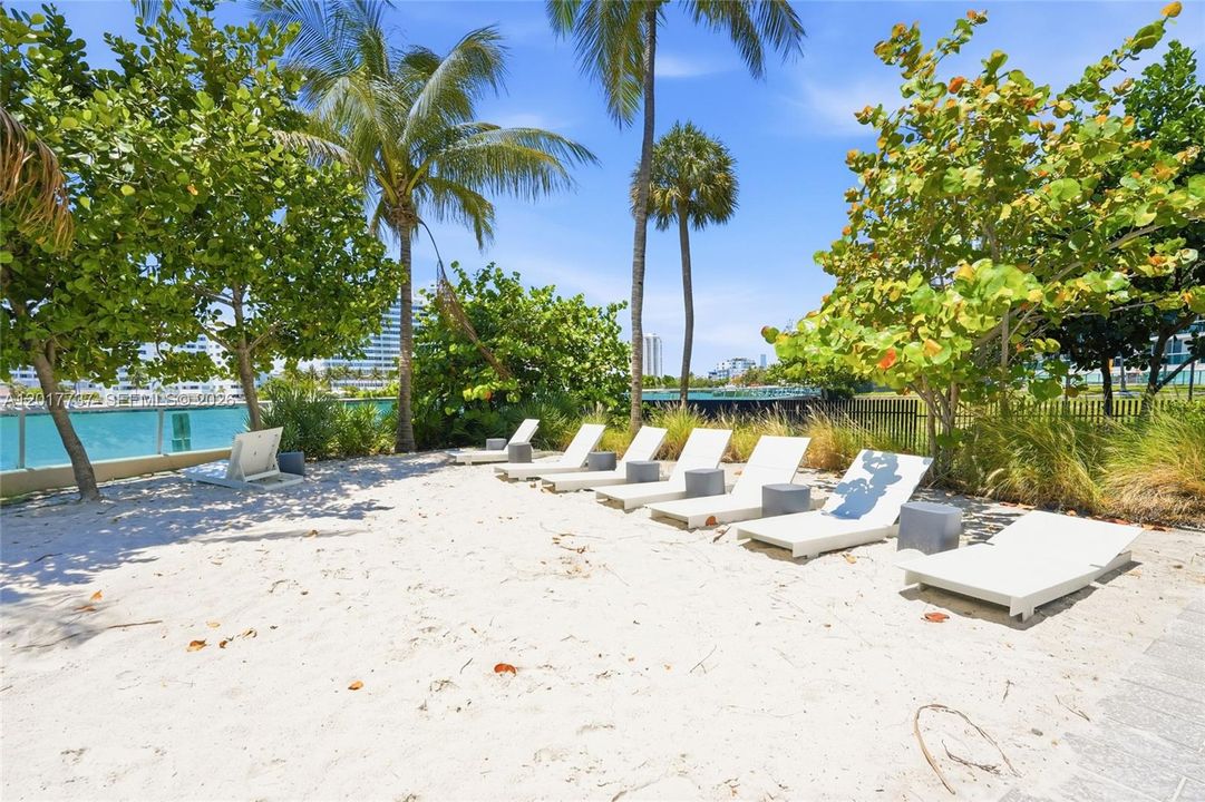For Sale: $515,000 (1 beds, 1 baths, 726 Square Feet)