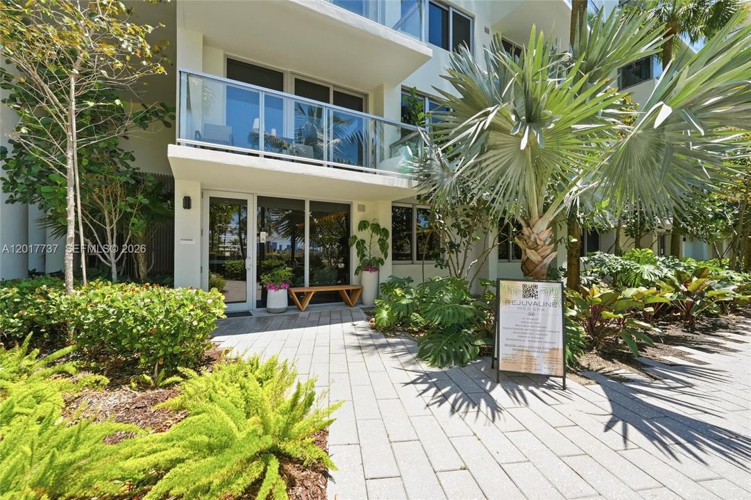 For Sale: $515,000 (1 beds, 1 baths, 726 Square Feet)
