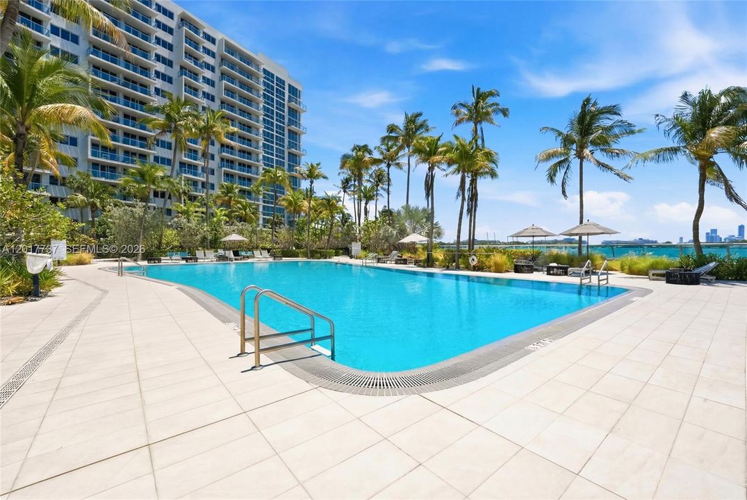 For Sale: $515,000 (1 beds, 1 baths, 726 Square Feet)
