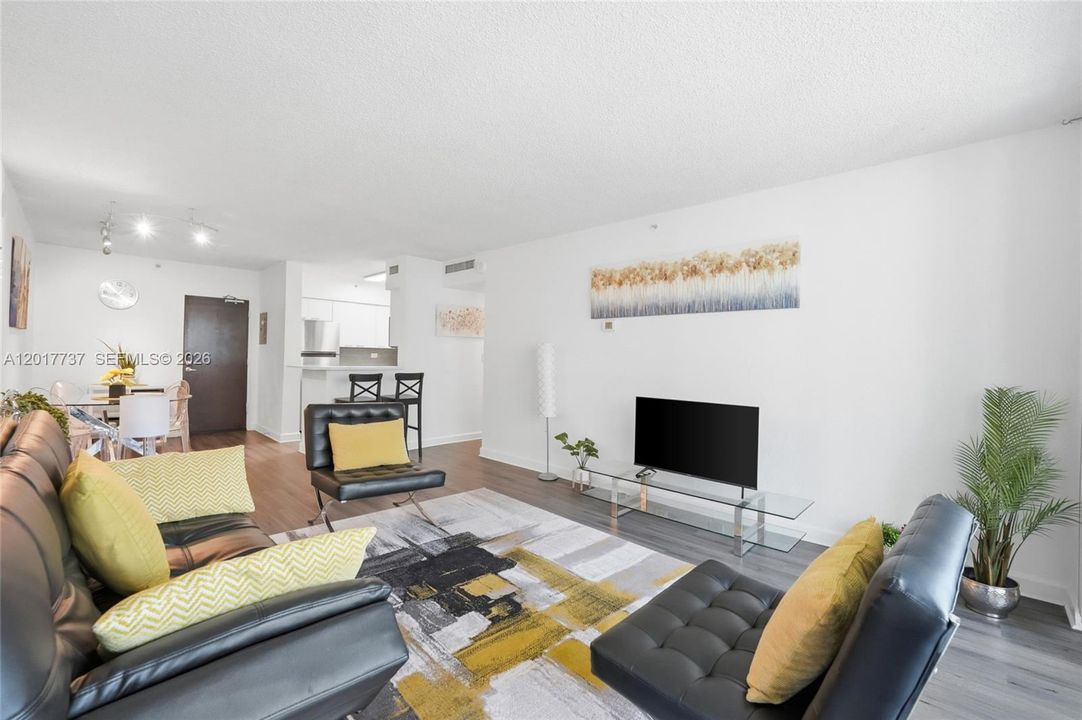 For Sale: $515,000 (1 beds, 1 baths, 726 Square Feet)