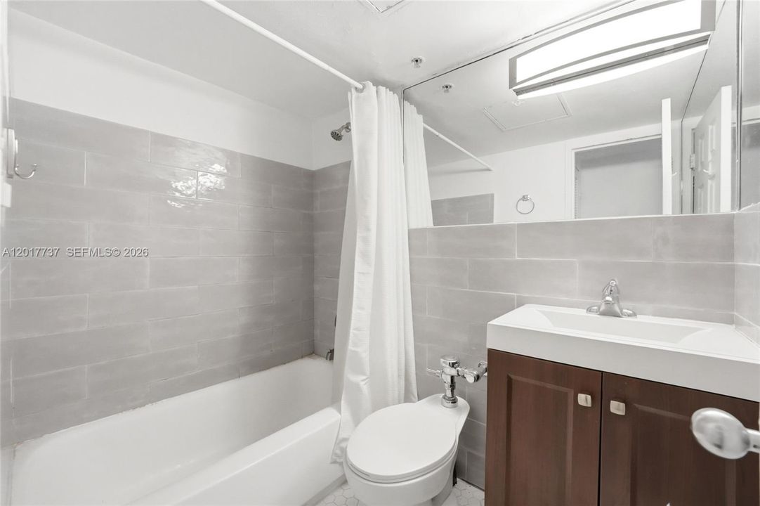 For Sale: $515,000 (1 beds, 1 baths, 726 Square Feet)