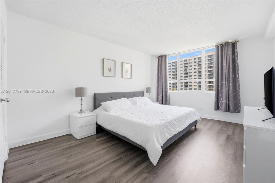 For Sale: $515,000 (1 beds, 1 baths, 726 Square Feet)